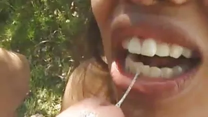 Cuckold Frau saugt ein fremder silikon titten porn neben Ihr verzweifelter Ehemann