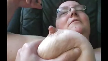 Vollbusige Blondine verschlingt junge brüste porn seinen dong