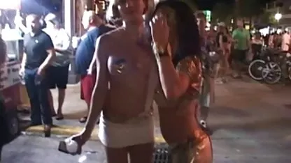 Junge Mädchen mit einem großen Arsch reitet auf einem dildo in der hotel-Bad - titten melken porn Mini-diva