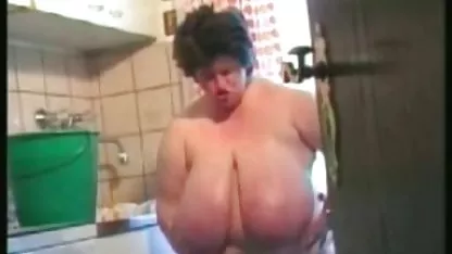 Black girl bijou maya führt einen langsam bigtittstube und sinnlich blowjob auf einem großen Schwanz