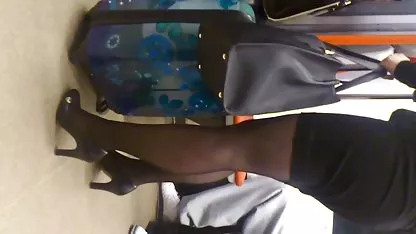 Saugen Hahn, Nina Kayi spuckt und bläst riesen titten xxx einen großen schwarzen Schwanz!