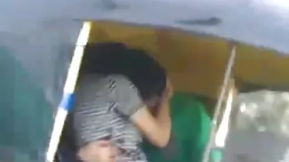 Ein glücklicher Mann mit fünf Frauen in brüste porn einer Orgie