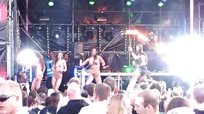 Festival Schwanz zwei porn dicke titten Spanische milfs
